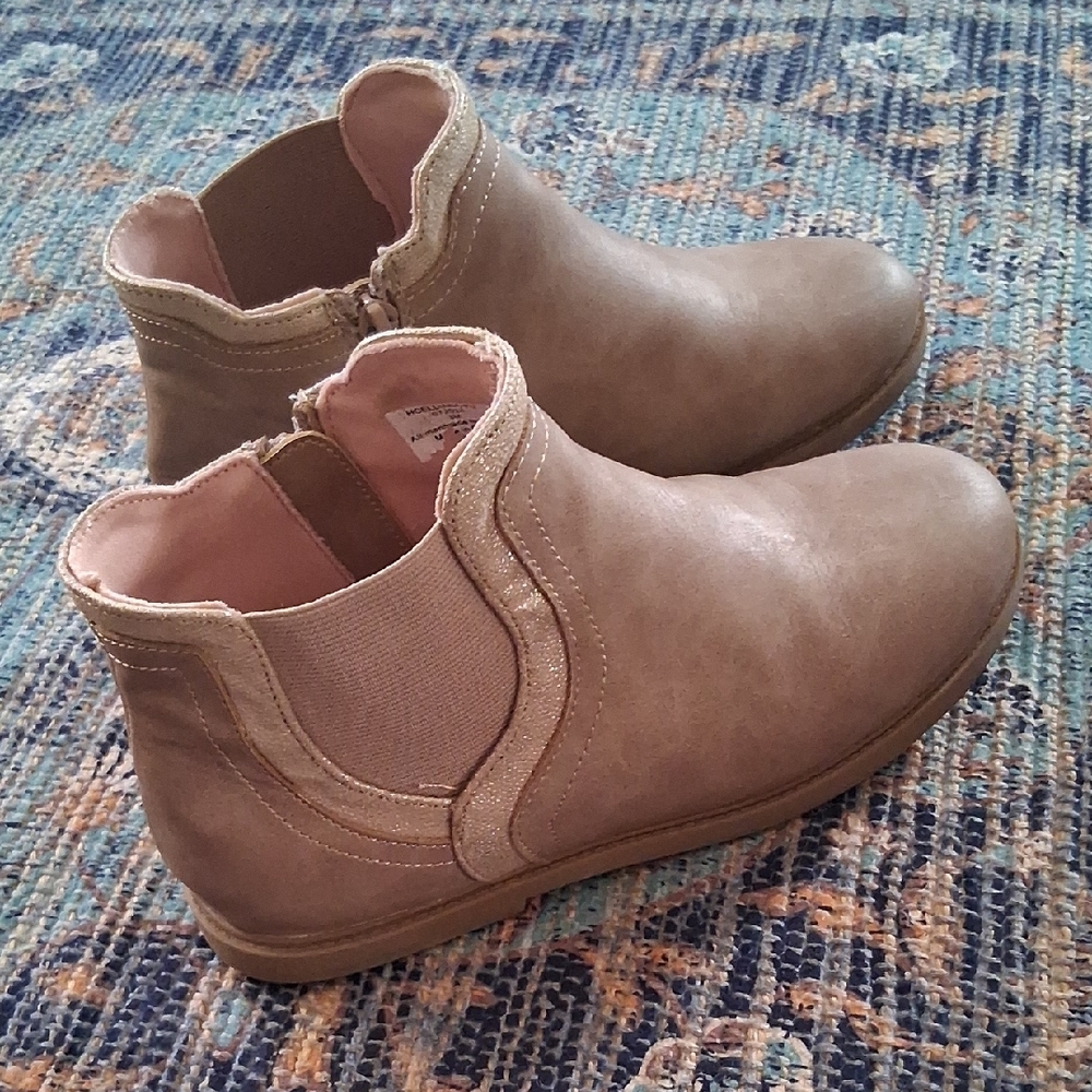 Harper Canyon Taupe Girls Ankle Booties With Gold Trim Accent